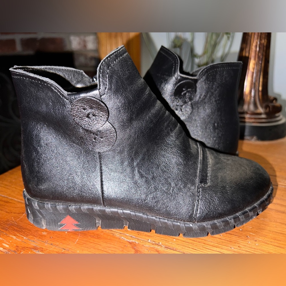 Women’s Cute Black Leather Ankle Boots! Size 38 (US 7).